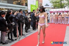 명동 거리서 패션쇼 갖은 리바이스 바디웨어