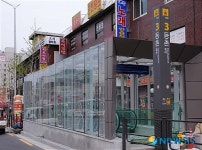 유리건물같은 서울 지하철 9호선  등촌역 입구