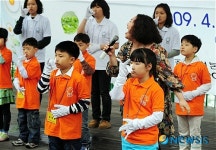 수화공연 펼치는 장애가정 어린이들과 멘토 대학생들