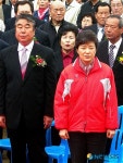 대구 비슬산 참꽃축제 현장의 박근혜, 재보선에 대해선 묵묵부답 일관