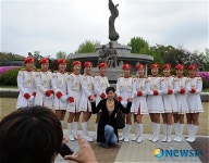 청와대 봉황새 조각 앞에서 한국관광 기념사진