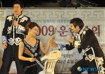 소프라노 김수정에게 장미꽃을 전하는 UANGEL VOICE