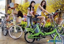 롯데백화점, 이색 친환경 사은품 전동 자전거 제공