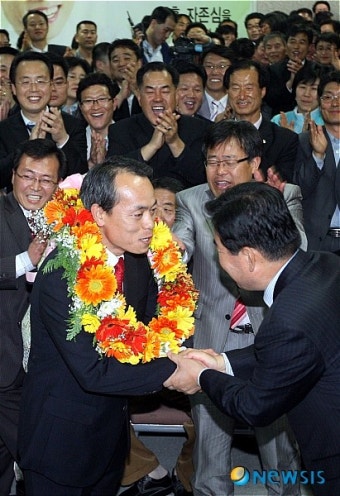 축하받는 김윤식 시흥시장 당선자