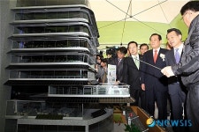 도시속의 빌딩농장 살펴보는 한승수 총리