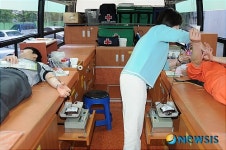 사랑을 담아 헌혈하는 은평소방서 소방대원들