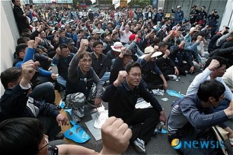 민노총 광주전남본부 노동절 집회..경찰과 몸싸움