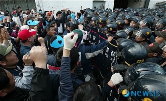 민노총 광주전남본부 노동절 집회..경찰과 충돌