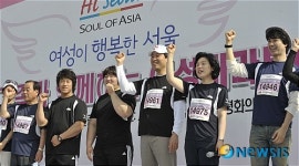 화이팅외치는 오세훈시장과 내빈들