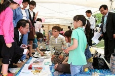 클린환경 나눔장터 성황…어린이들 경제원리 익혀