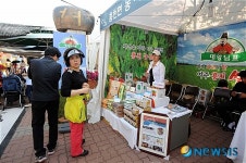 홍천면 농특산물관 둘러보는 방문객들