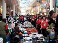 관광객 발길 이어지는 속초관광수산시장