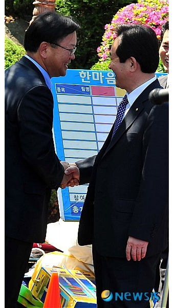 김부겸 의원과 인사 나누는 정세균 대표