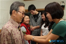 스승의 은혜 감사 인사하는 진주산업대 장학생