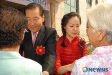 “어서오세요. 어머니”