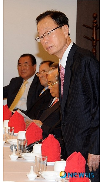 상임고문단 오찬 간담회에 참석한 박희태 대표