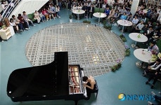 대학 도서관에서 열린 피아노 독주회