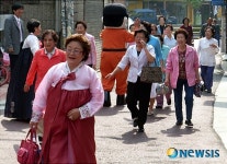 밝은 표정의 어르신들