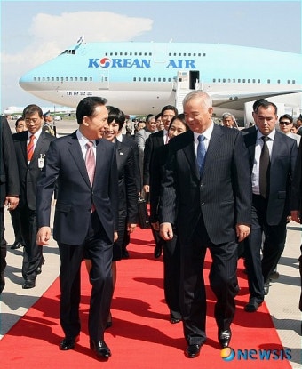 우즈베키스탄 도착한 이명박 대통령