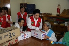 어르신들과 즐거운 시간 갖는 칠곡소방서 왜관 여성의용소방대
