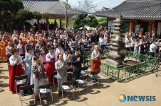 삼귀의례하는 참석자들