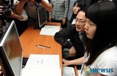 기능성 게임하는 학생 지켜보는 유인촌 장관