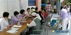 동서병원·청아병원 간호봉사단 노인 무료검진