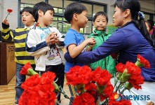스승의날 선생님에게 카네이션을