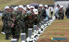 5.18묘지 둘러보는 군경상이용사들