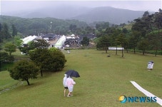 빗속 묘역의 포은문화제