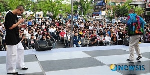 비보이에 쏠린 관중들의 시선