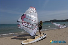 윈드서퍼로 넘치는 진하해수욕장