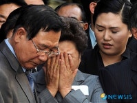 눈물 흘리는 양정례 전 의원 모친 김순애씨