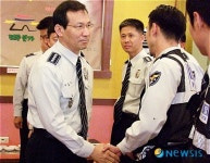 직원들 격려하는 윤동길 서장