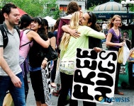 <뉴욕스케치>“프리허그(FREE HUGS)합니다.”