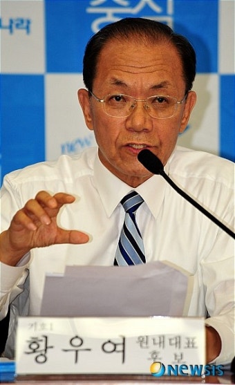 의원들의 질문에 답하는 황우여 원내대표 후보