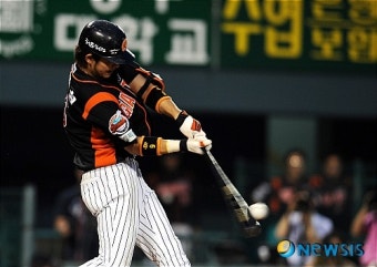 역전 적시타 날리는 롯데 김민성