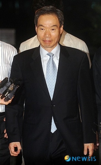 이택순 전 경찰청장, 소환조사 마치고 귀가