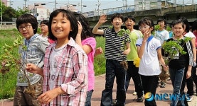 철쭉꽃 식재하러 가는 전주 효림초등학교 학생들