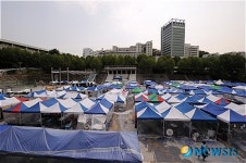 주점으로 가득한 운동장