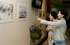 첸양춘 수채화전 감상하는 관람객들