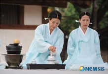 흥선 대원군에게 차를 올리는 헌다례(獻茶禮)