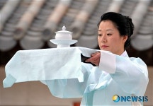 왕실 헌다례(獻茶禮) 재현하는 관정다도회 김향희 회원