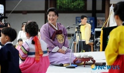 어린이 차 마시는법 지도하는 이정아 원장