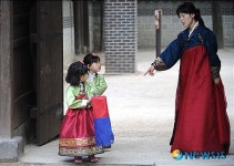 청사초롱 들고 엄마와 함께하는 연습하는 전통혼례
