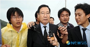 <盧전대통령 서거>마을 진입 제지 당한 이규택 공동대표
