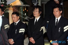 상주로 조문객 맞는 문성근