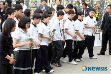 <盧전대통령 서거>꽃한송이씩 들고 분향소 찾은 진영중 학생들