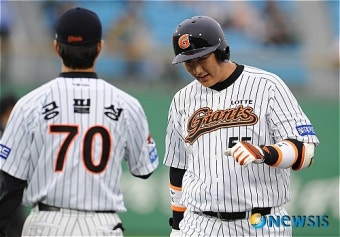 선취점 적시타 날린 롯데 이대호