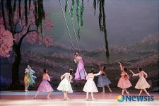 발레 춘향, 단오날 그네타는 춘향